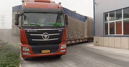 Chinese truck driving.30 -meter -long semi -trailer turning.