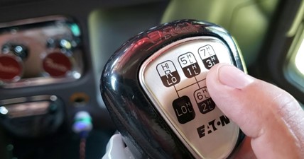 HOW TO Shift 18-Speed Manual Eaton Transmission. Peterbilt, Volvo, Freightliner, Kenworth, Mack